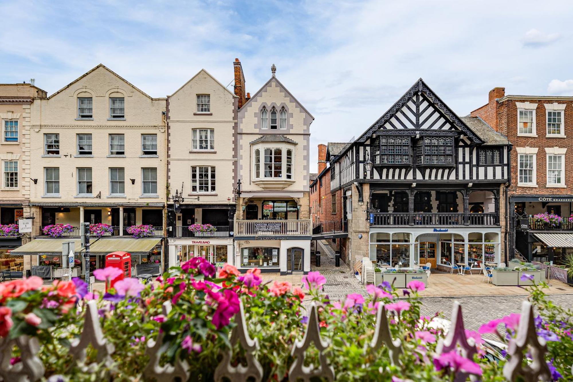Insta-worthy Loft On Historic Rows, Sleeps 4 & Free Parking Chester