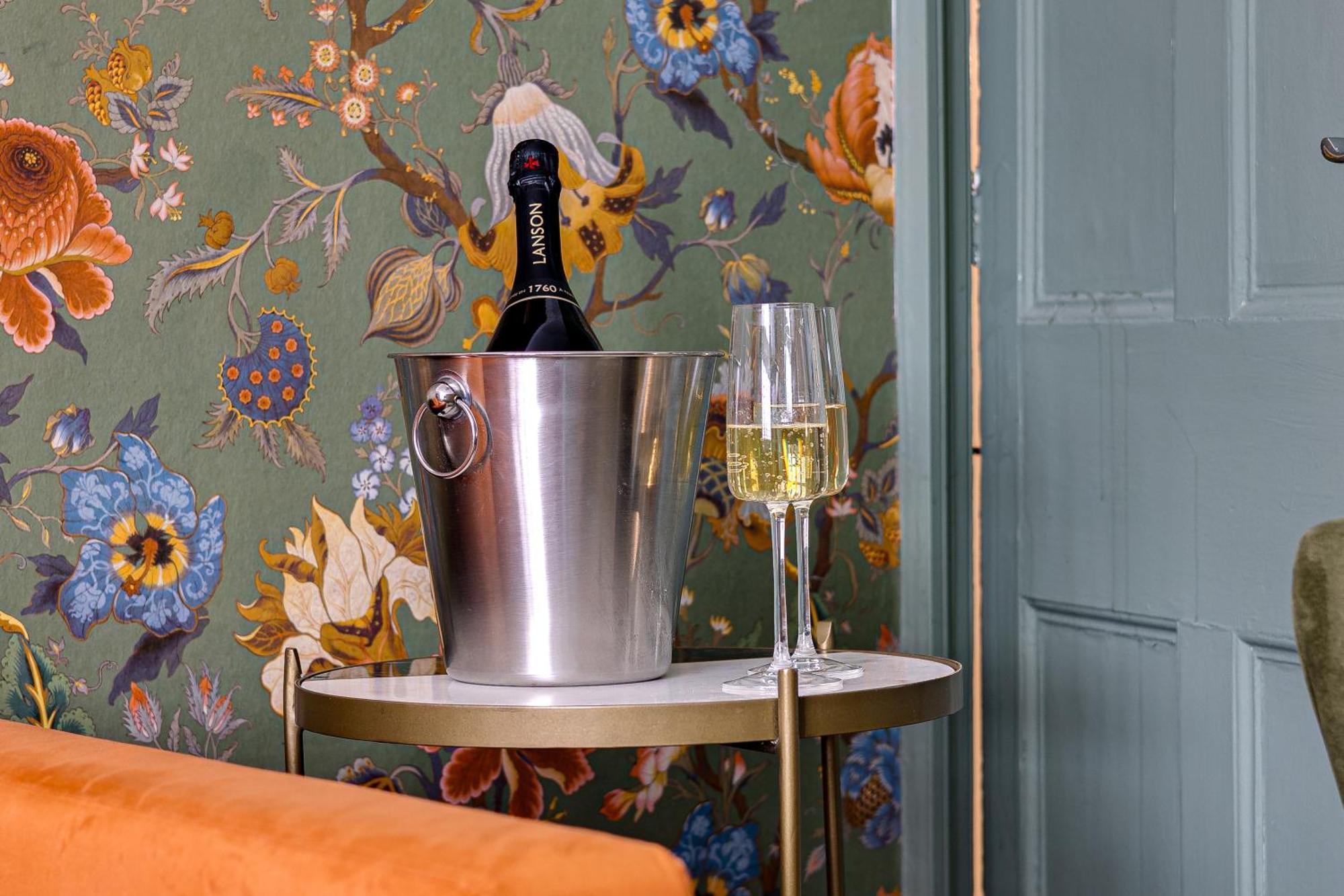 Apartment Insta-worthy Loft On Historic Rows, Sleeps 4 & Free Parking