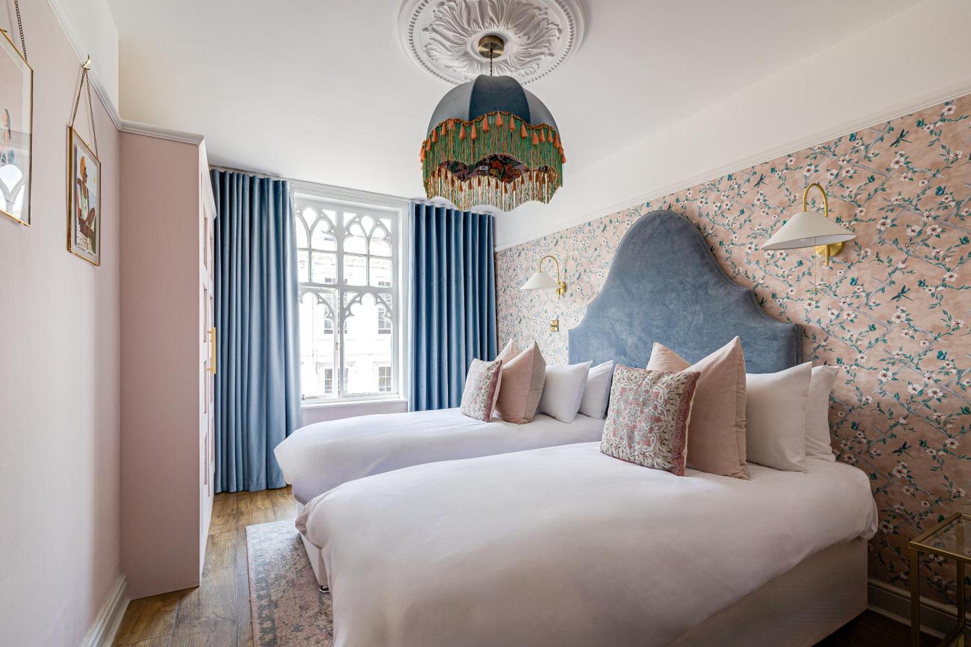 Insta-worthy Loft On Historic Rows, Sleeps 4 & Free Parking Chester