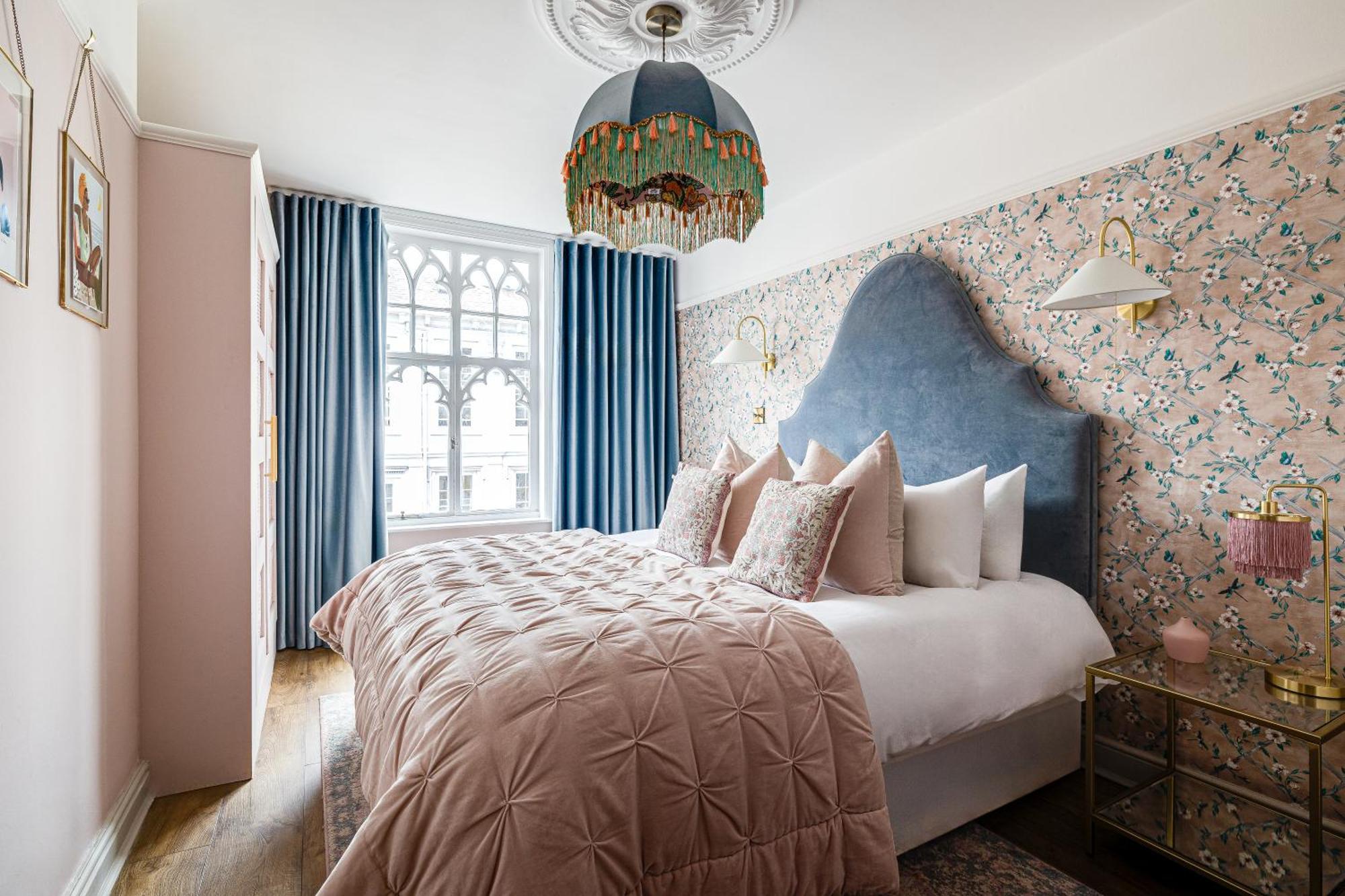 Insta-worthy Loft On Historic Rows, Sleeps 4 & Free Parking Chester