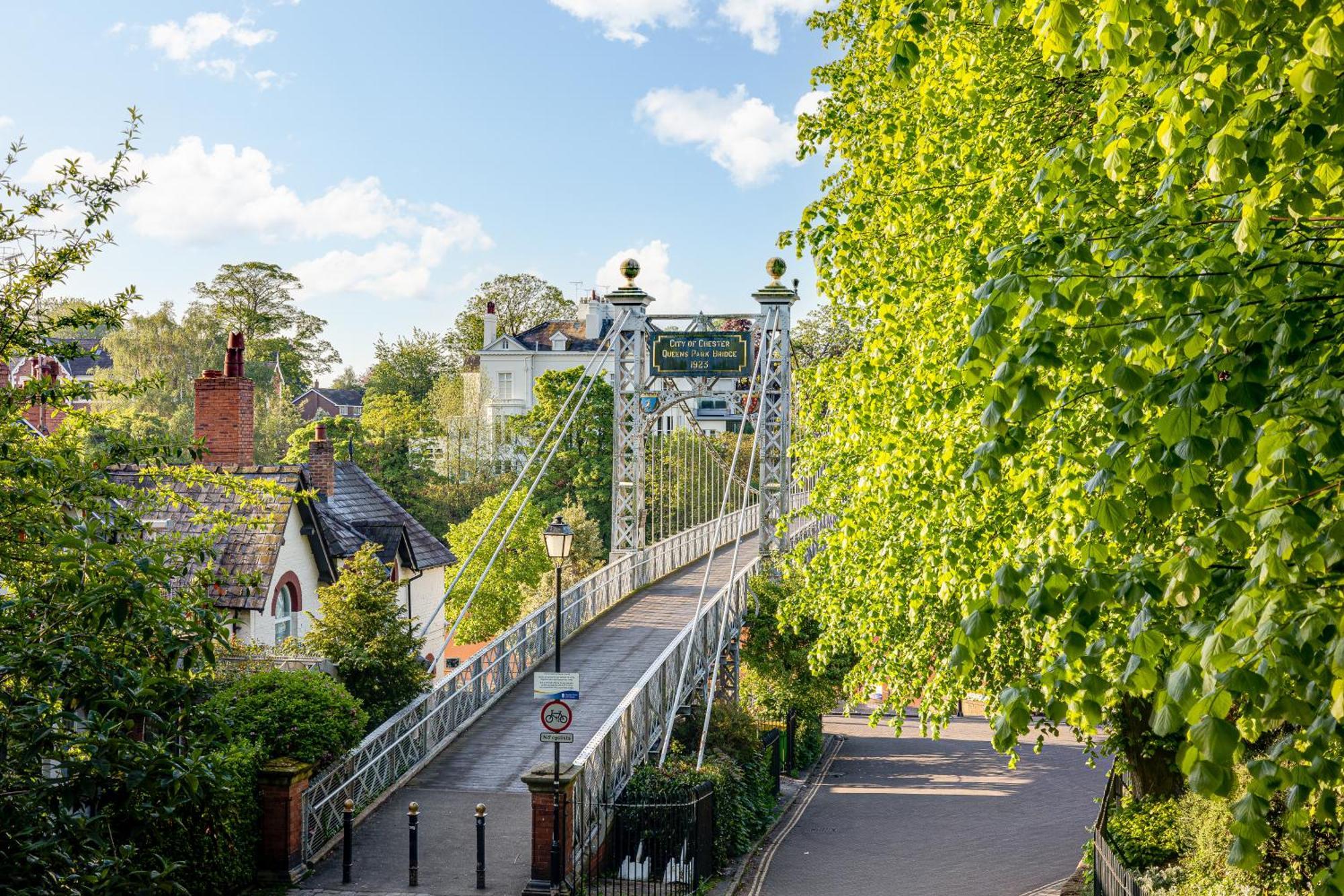 Insta-worthy Loft On Historic Rows, Sleeps 4 & Free Parking Chester